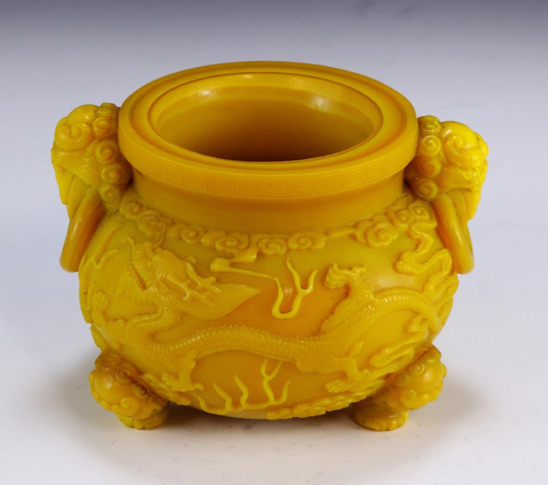 A CHINESE ANTIQUE OVERLAY YELLOW PEKING GLASS VASE (1 of 7)