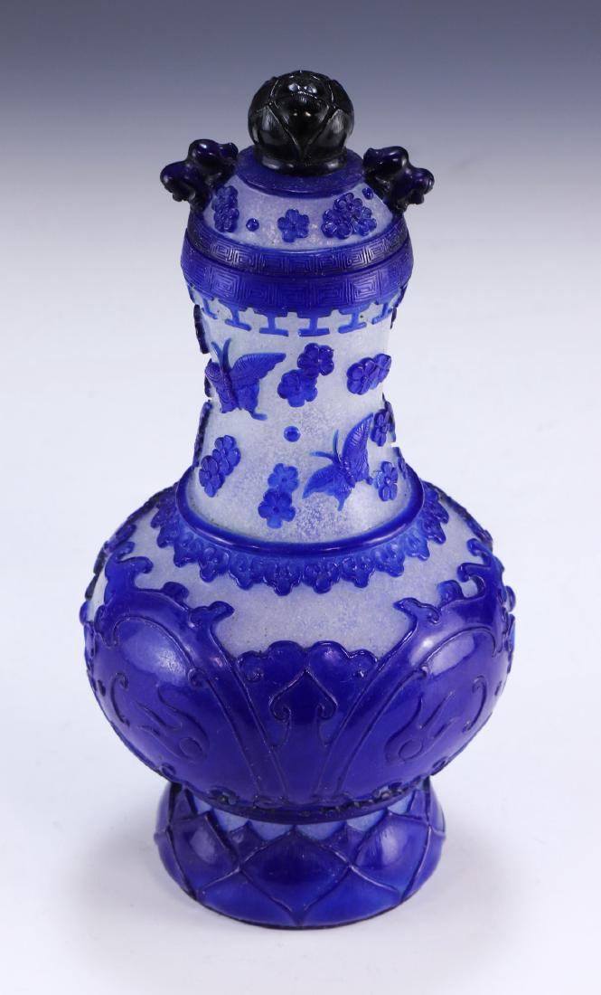 A CHINESE ANTIQUE OVERLAY PEKING GLASS VASE (1 of 7)