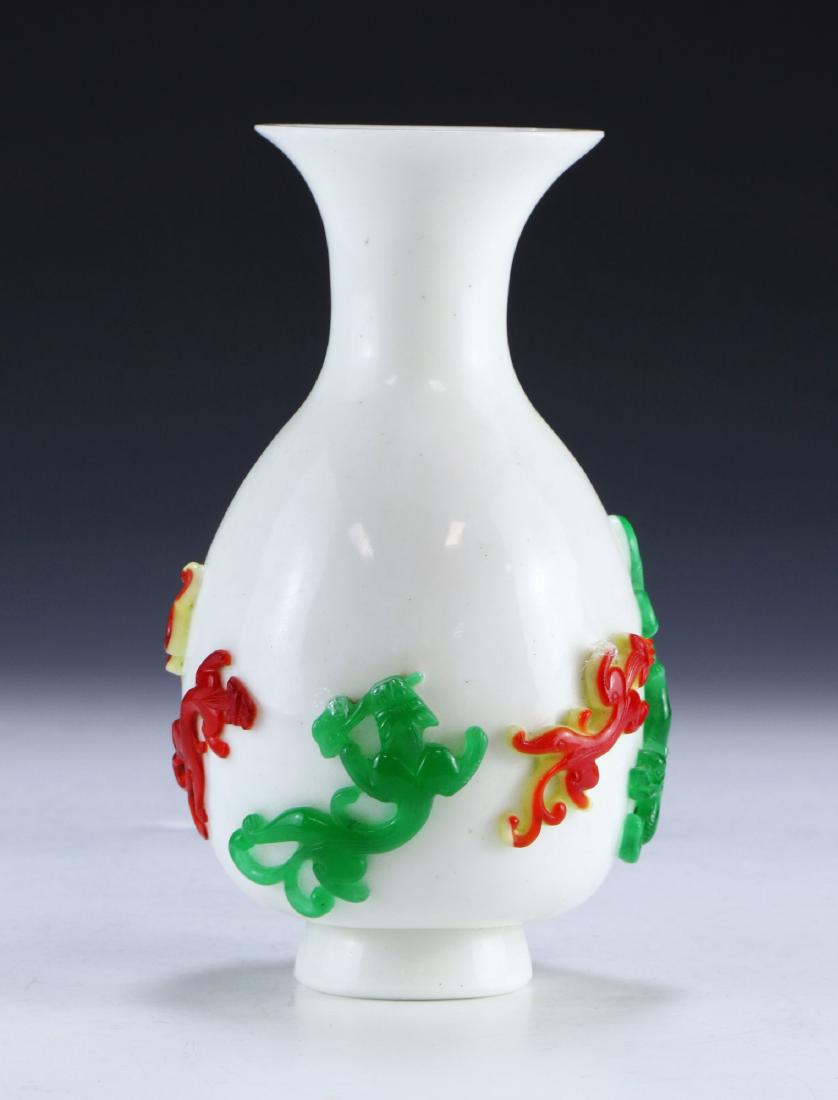 A CHINESE FIVE COLOR OVERLAY PEKING GLASS VASE (1 of 5)