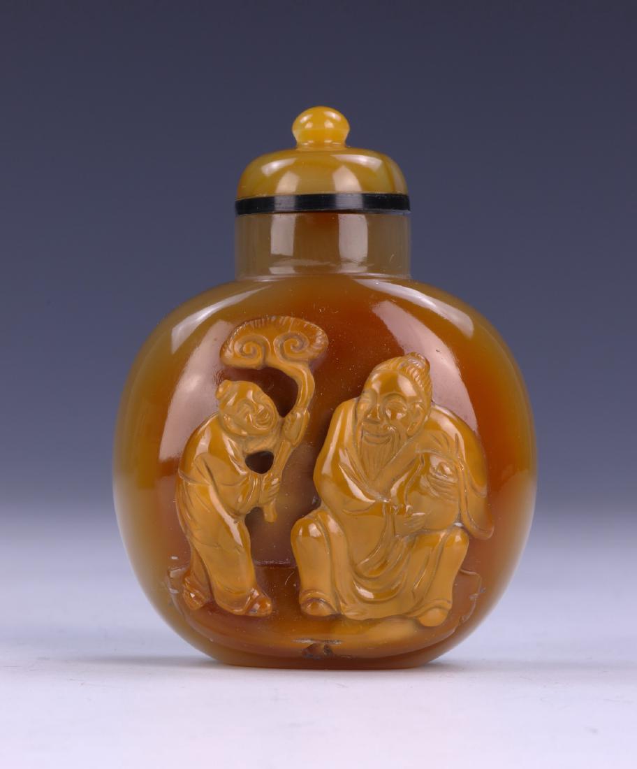 A CHINESE ANTIQUE AGATE CARVED SNUFF BOTTLE (1 of 3)