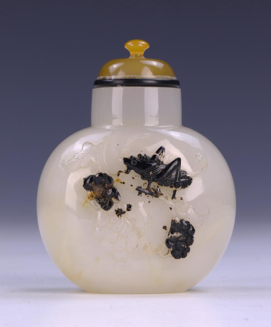A CHINESE ANTIQUE SILHOUETTE AGATE SNUFF BOTTLE (1 of 3)