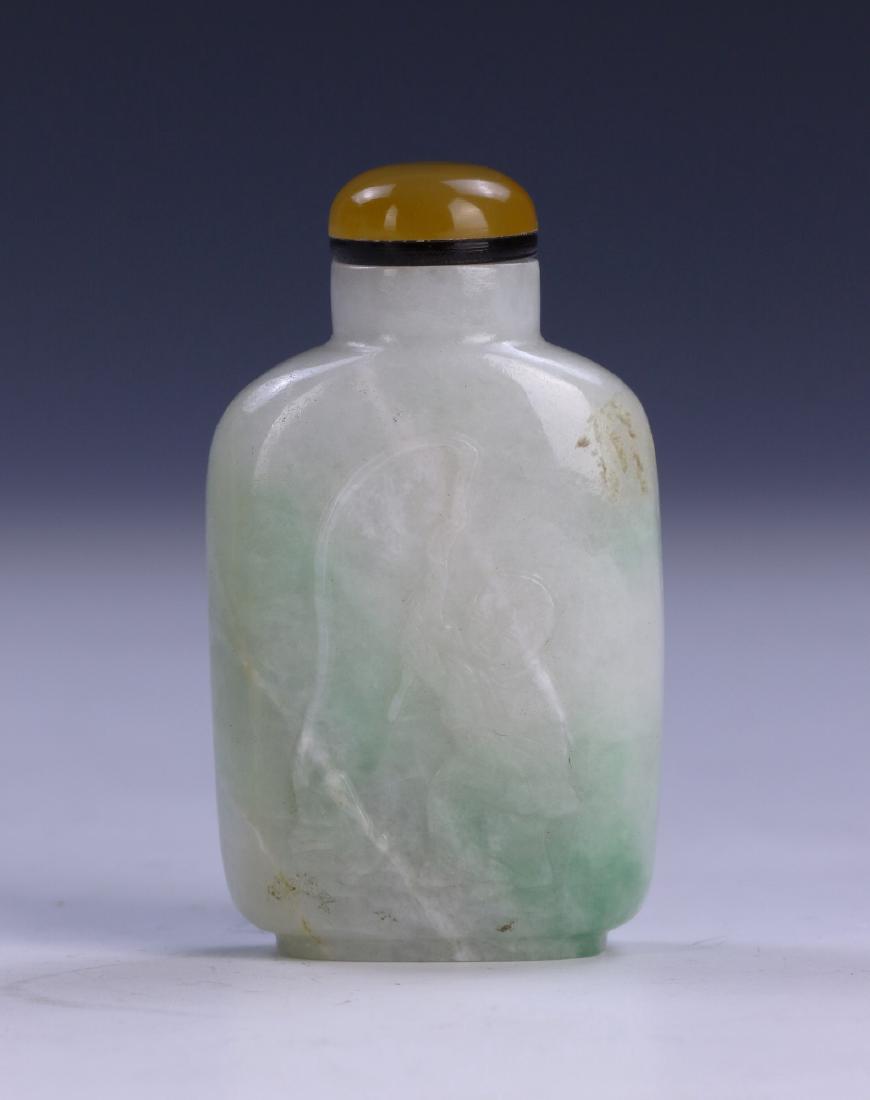 A CHINESE ANTIQUE JADEITE CARVED SNUFF BOTTLE (1 of 3)