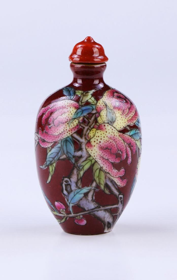 A CHINESE ANTIQUE PORCELAIN SNUFF BOTTLE (1 of 3)
