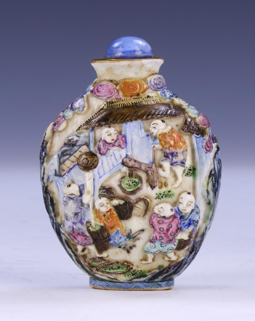 A CHINESE ANTIQUE FAMILLE ROSE PORCELAIN SNUFF BOTTLE (1 of 3)