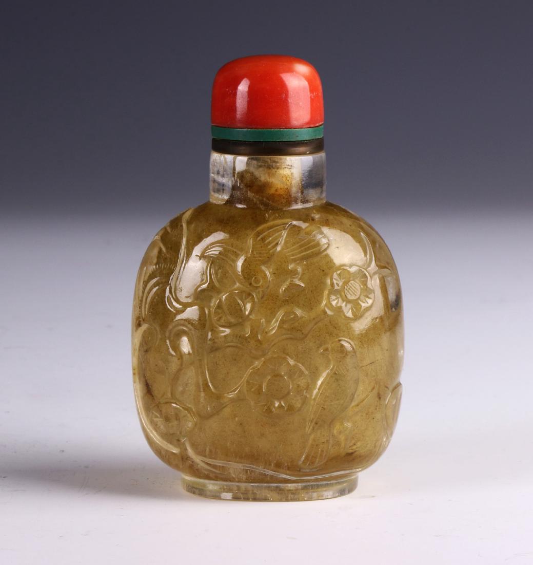 A CHINESE ANTIQUE CRYSTAL CARVED SNUFF BOTTLE (1 of 3)