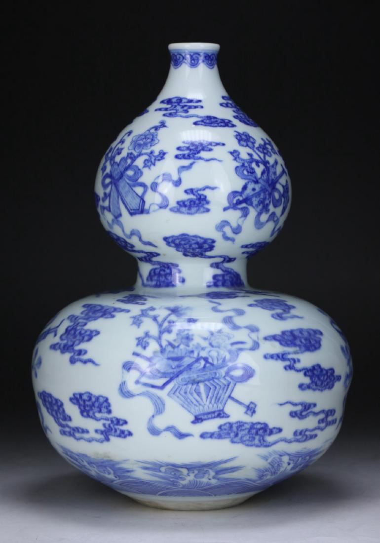 A CHINESE BLUE & WHITE GOURD SHAPED PORCELAIN VASE (1 of 5)