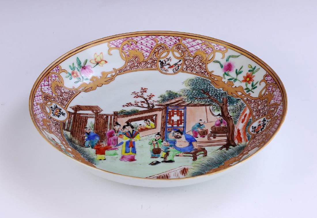 A CHINESE EXPORT FAMILLE ROSE PORCELAIN PLATE (1 of 5)
