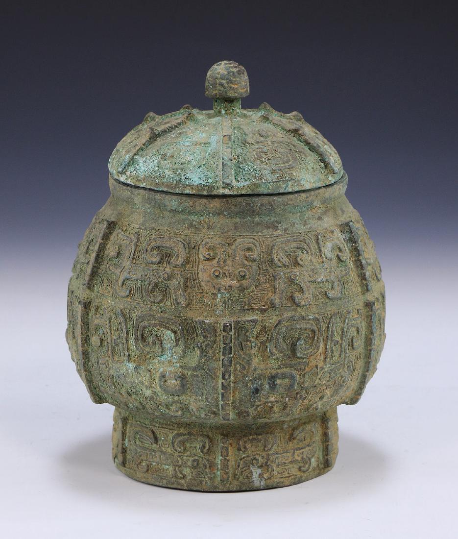 A CHINESE ANTIQUE LIDDED BRONZE VASE (1 of 6)