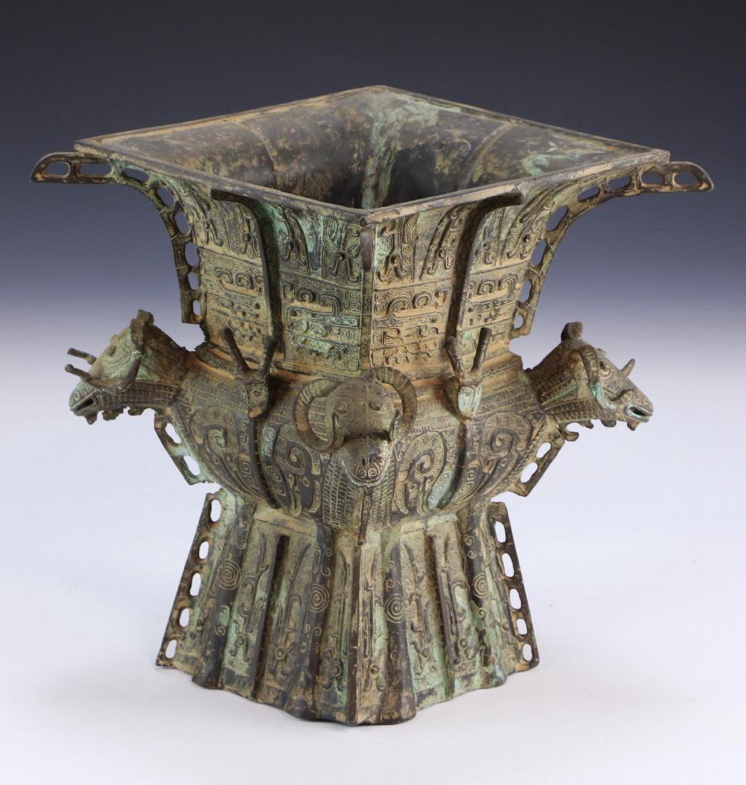 A CHINESE ANTIQUE BRONZE VASE (1 of 6)