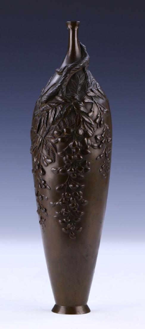 A JAPANESE ANTIQUE BRONZE VASE (1 of 5)