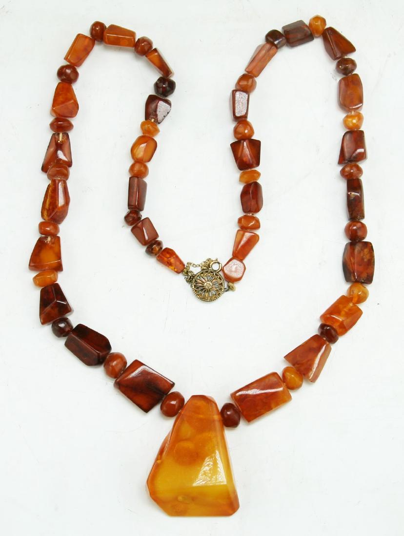 AN AMBER MILA PENDANT NECKLACE (1 of 3)