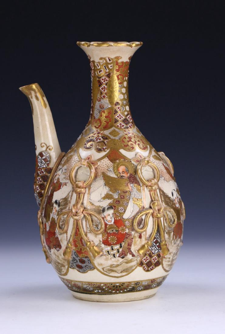 A JAPANESE ANTIQUE GILT SATSUMA PORCELAIN TEAPOT (1 of 6)