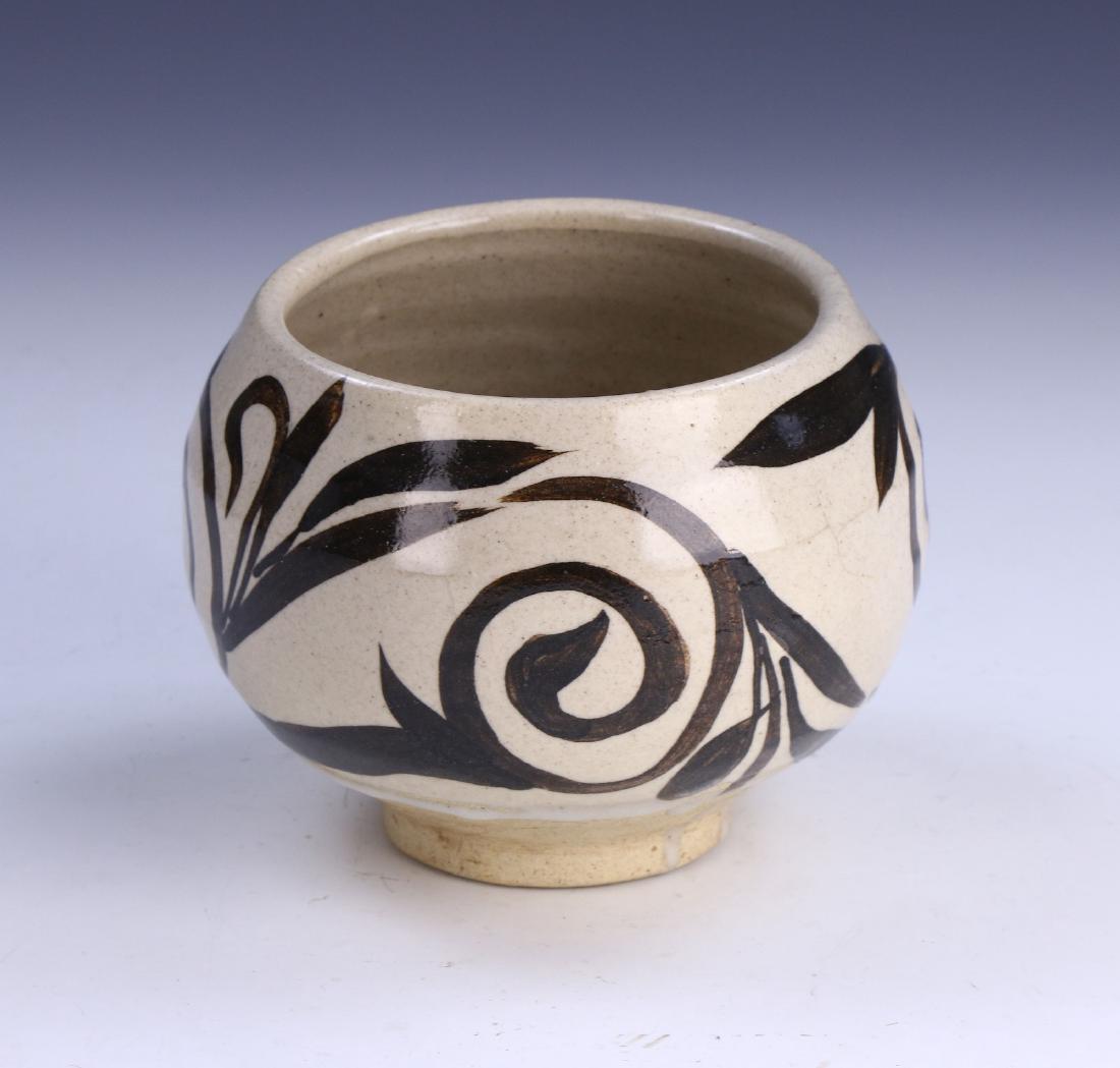 A CHINESE ANTIQUE POLYCHROME PORCELAIN JAR (1 of 4)