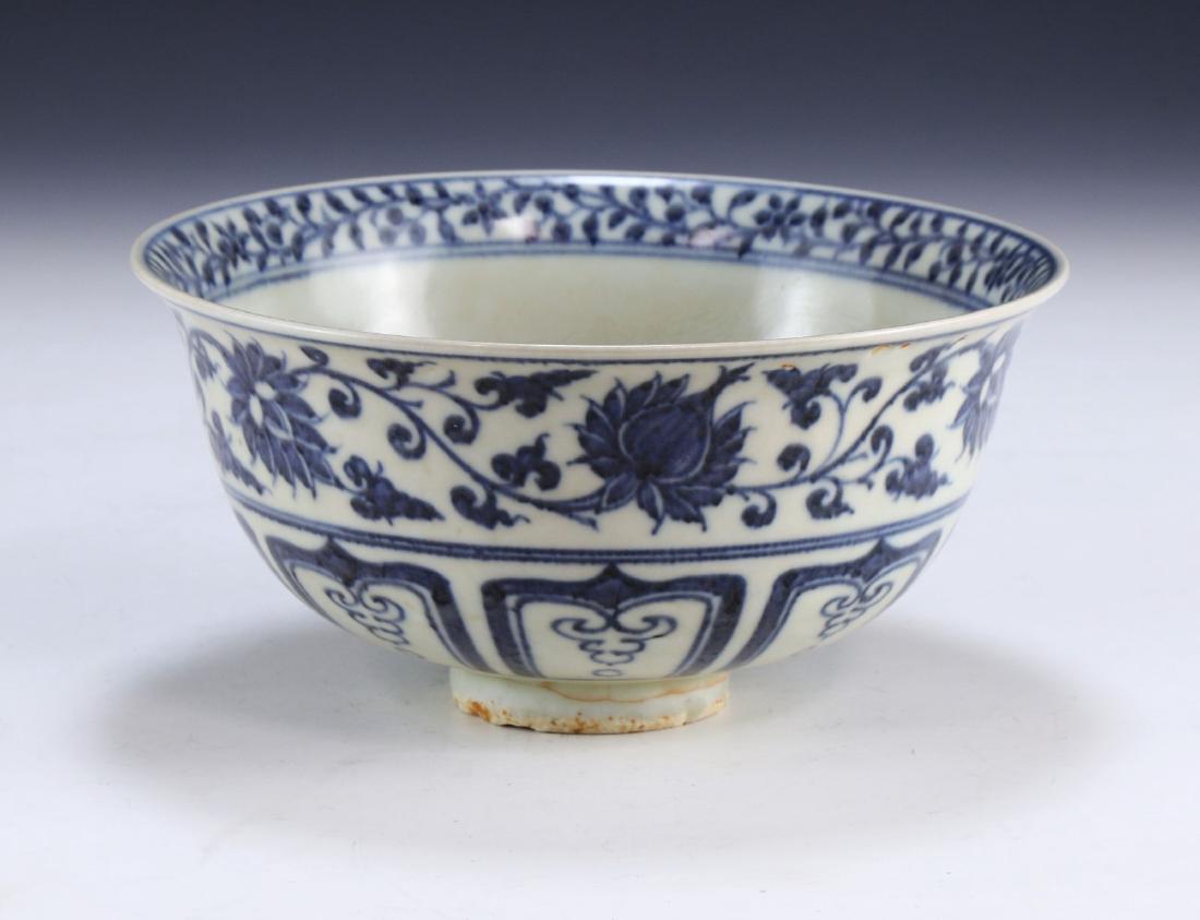 A CHINESE ANTIQUE BLUE & WHITE PORCELAIN BOWL (1 of 4)