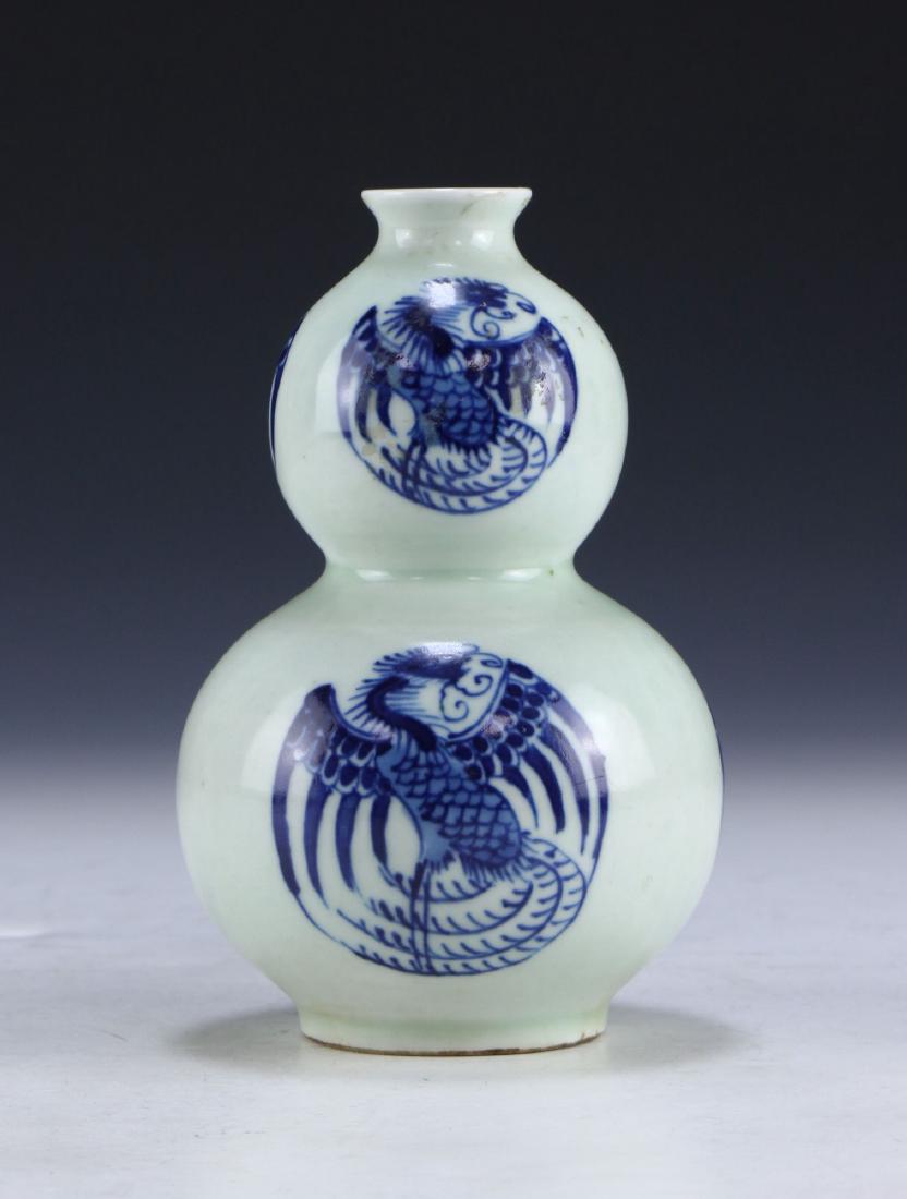 A CHINESE ANTIQUE BLUE & WHITE PORCELAIN VASE (1 of 5)