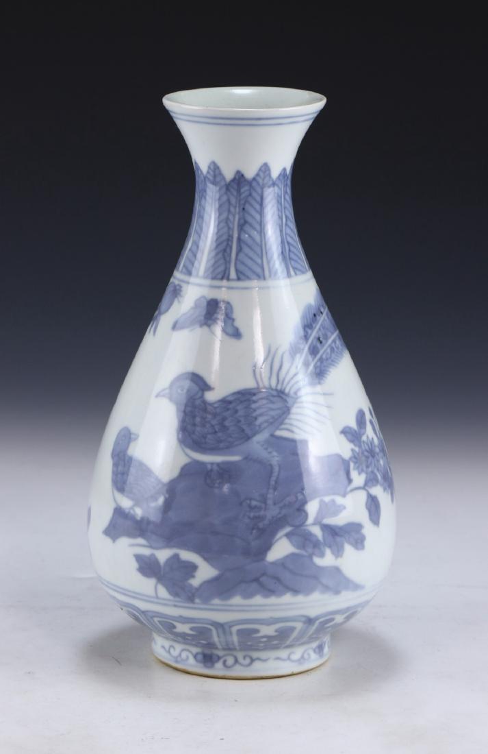 A CHINESE ANTIQUE BLUE & WHITE PORCELAIN VASE (1 of 5)