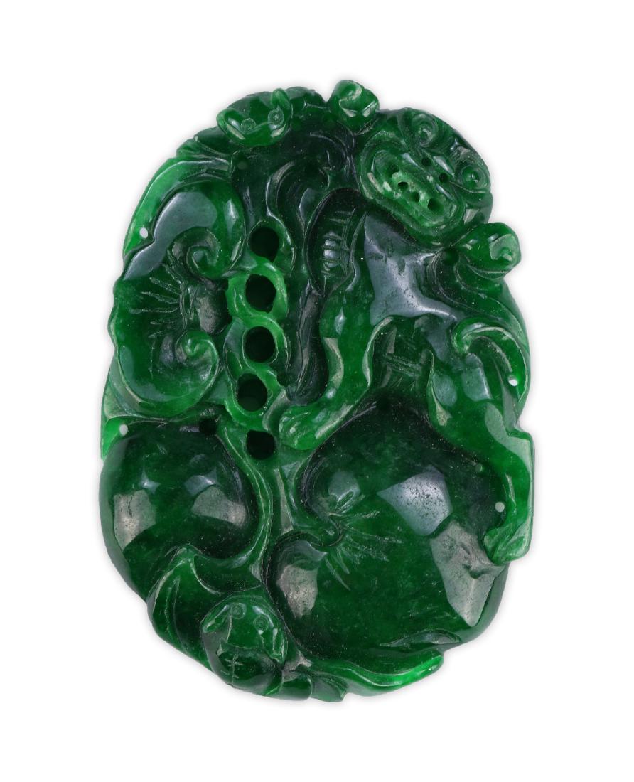 A CHINESE JADEITE CARVED PENDANT (1 of 3)