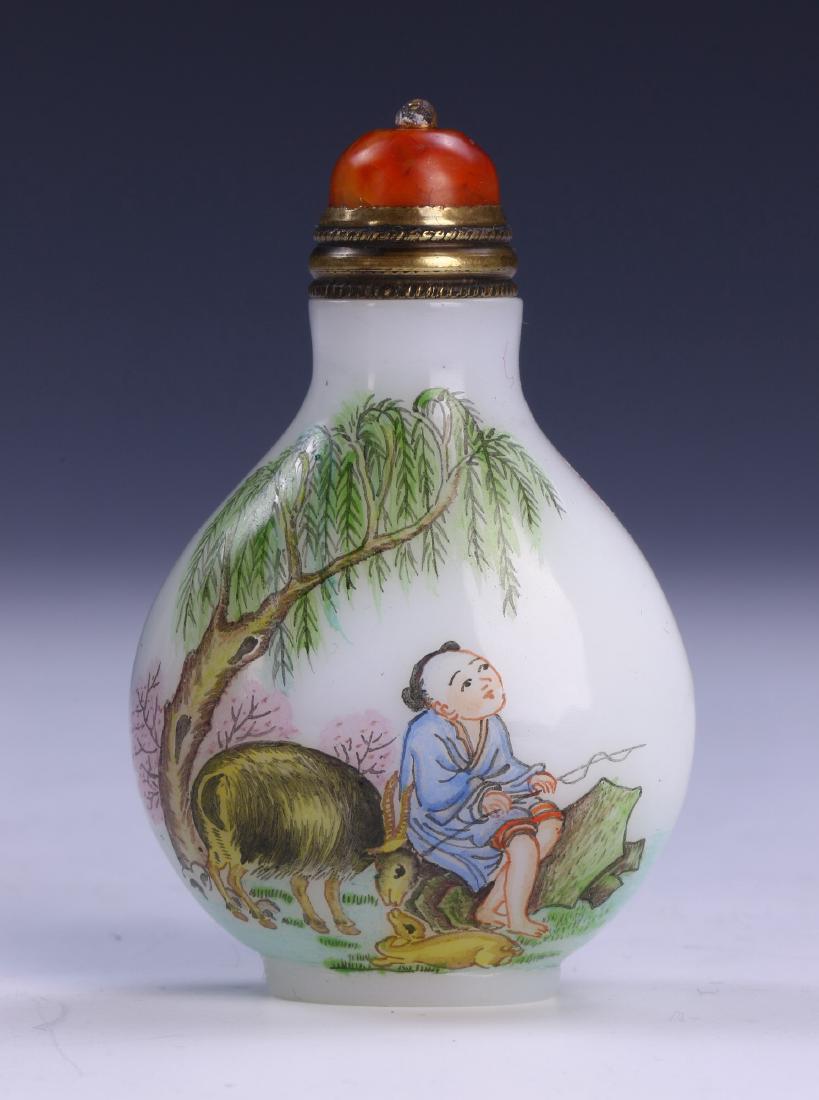 A CHINESE ANTIQUE PEKING GLASS SNUFF BOTTLE (1 of 3)