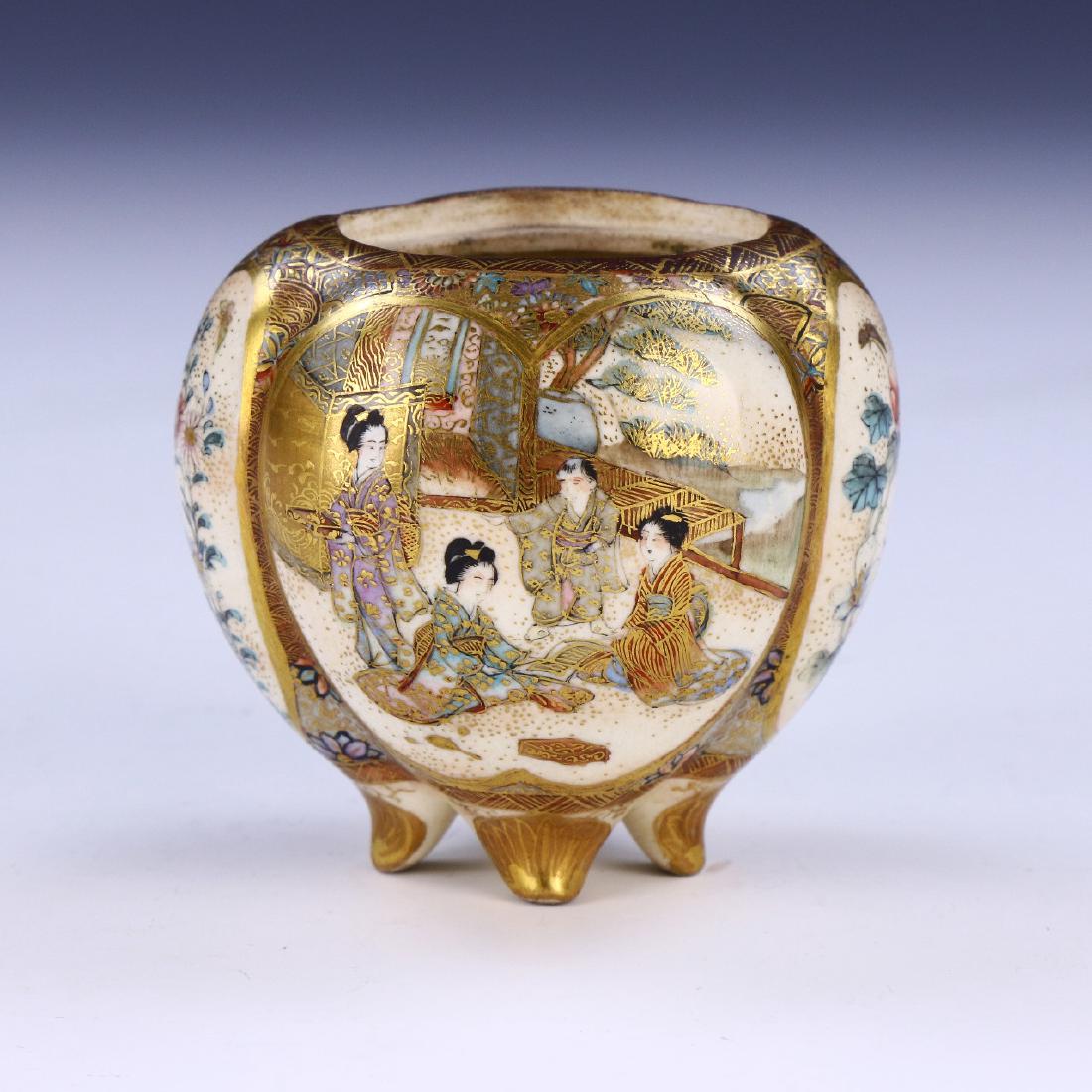 A JAPANESE ANTIQUE SATSUMA PORCELAIN VASE (1 of 4)