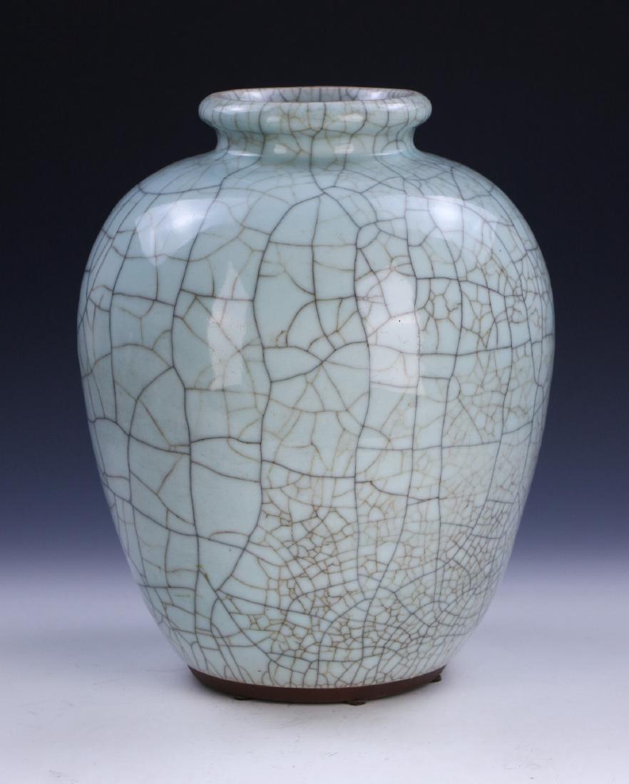 A CHINESE ANTIQUE CELADON GLAZED PORCELAIN VASE (1 of 4)