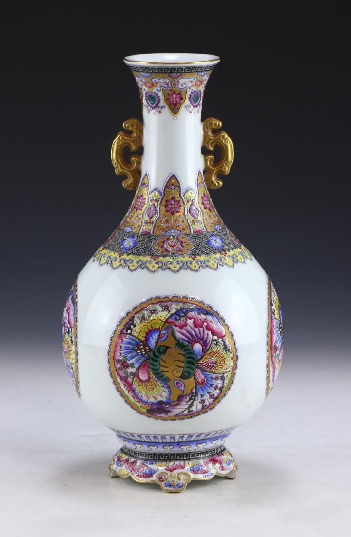 A CHINESE ANTIQUE FALANGCAI PORCELAIN VASE (1 of 8)
