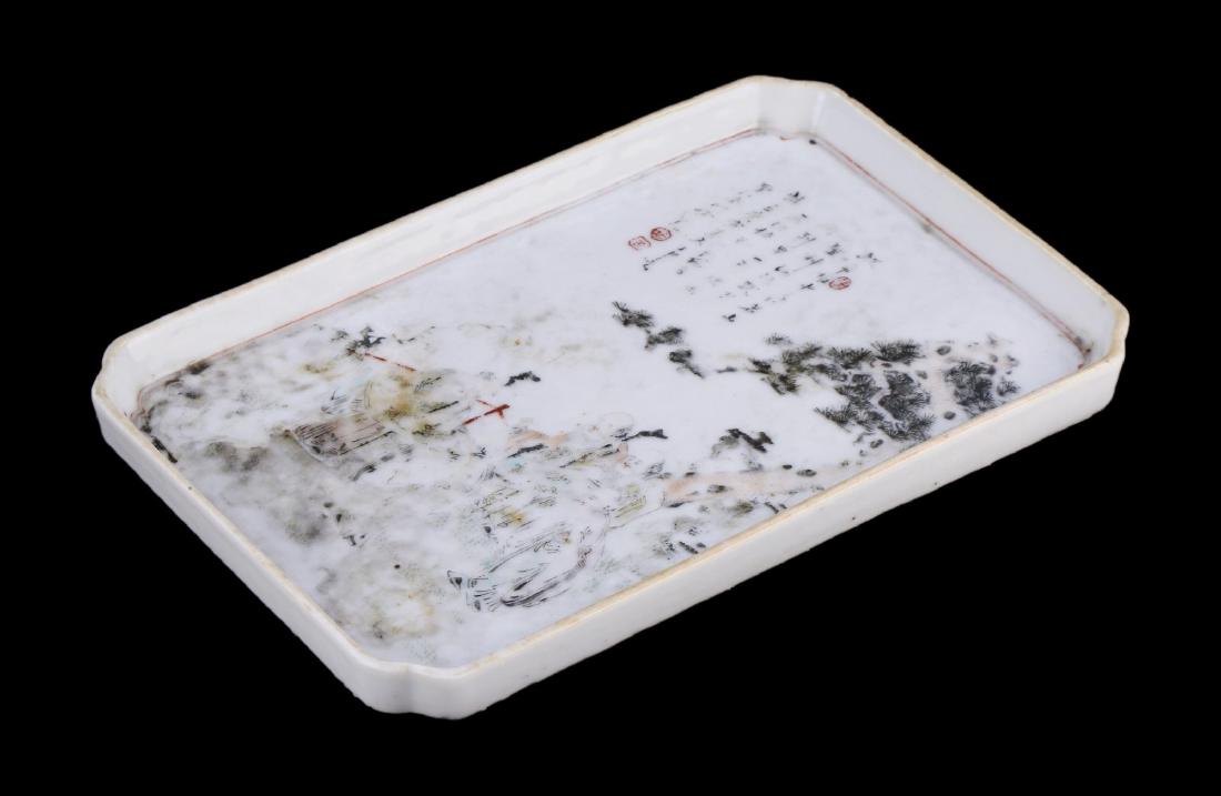 A CHINESE ANTIQUE FAMILLE ROSE PORCELAIN PLATE (1 of 5)