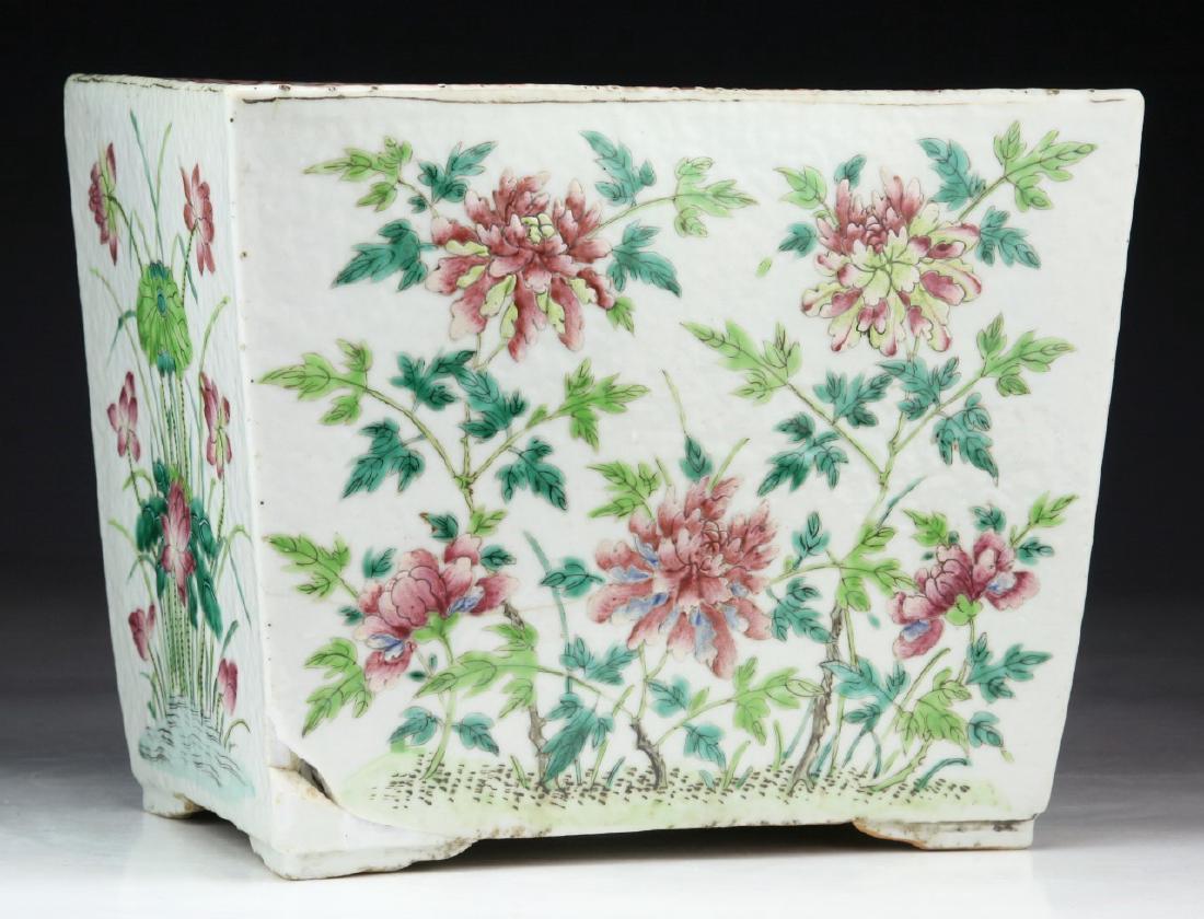 A CHINESE ANTIQUE FAMILLE ROSE PORCELAIN VASE (1 of 4)