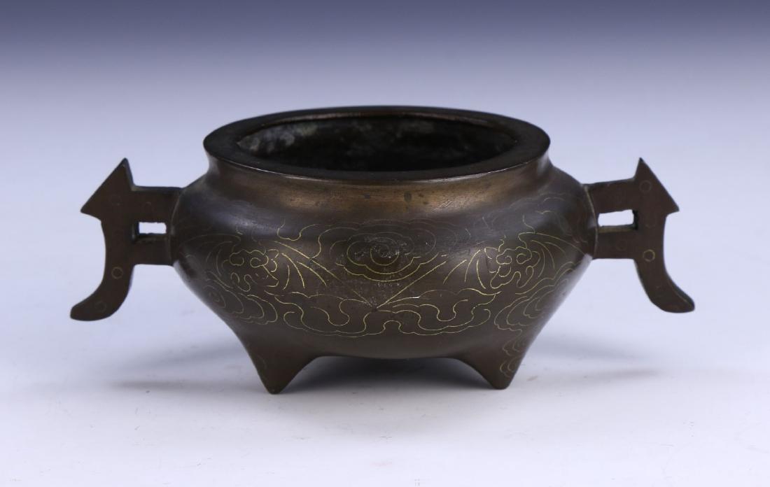 A CHINESE ANTIQUE BRONZE HANDLED CENSER (1 of 5)