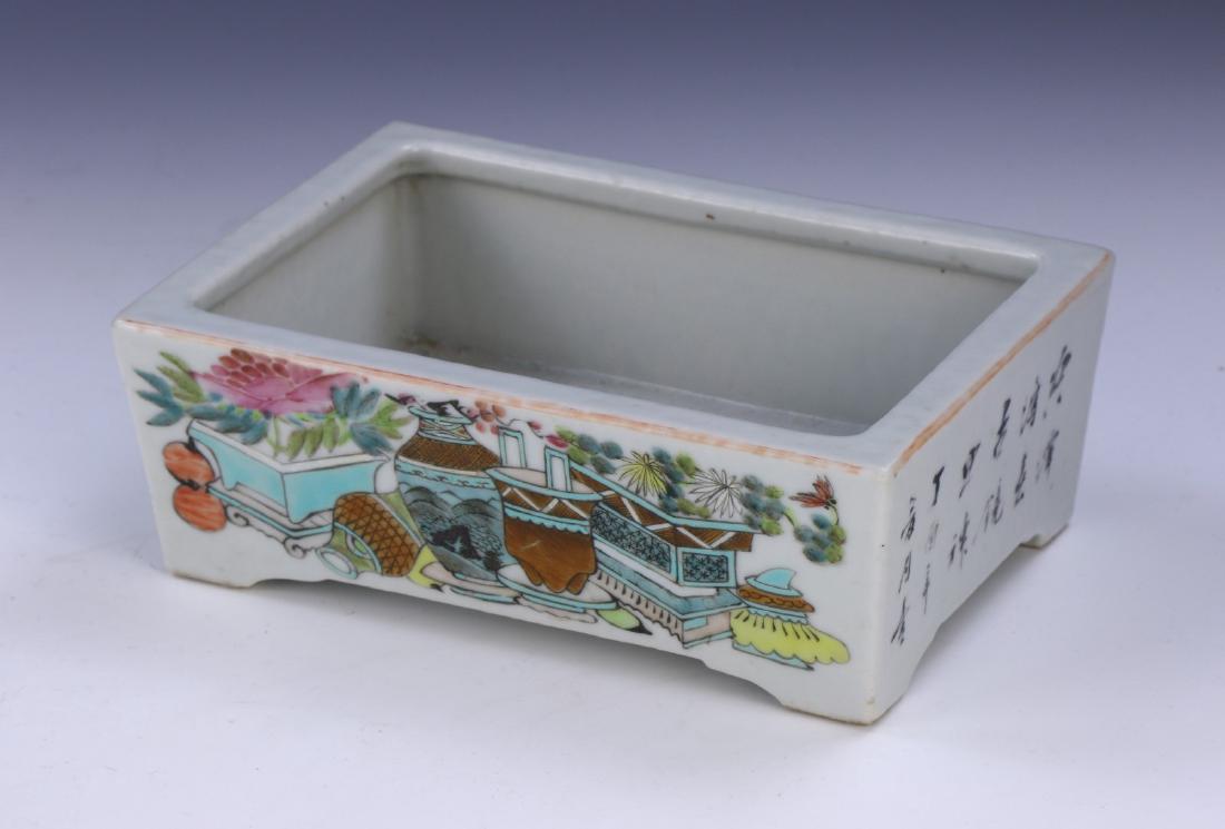 A CHINESE ANTIQUE FAMILLE ROSE PORCELAIN PLANTER (1 of 8)