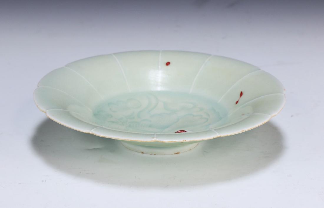 A CHINESE ANTIQUE CELADON GLAZED PORCELAIN PLATE (1 of 3)