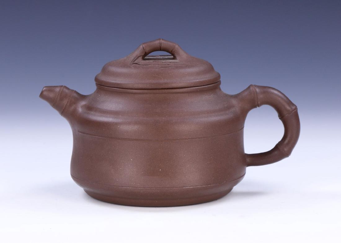 A CHINESE YIXING ZISHA TEAPOT (1 of 6)