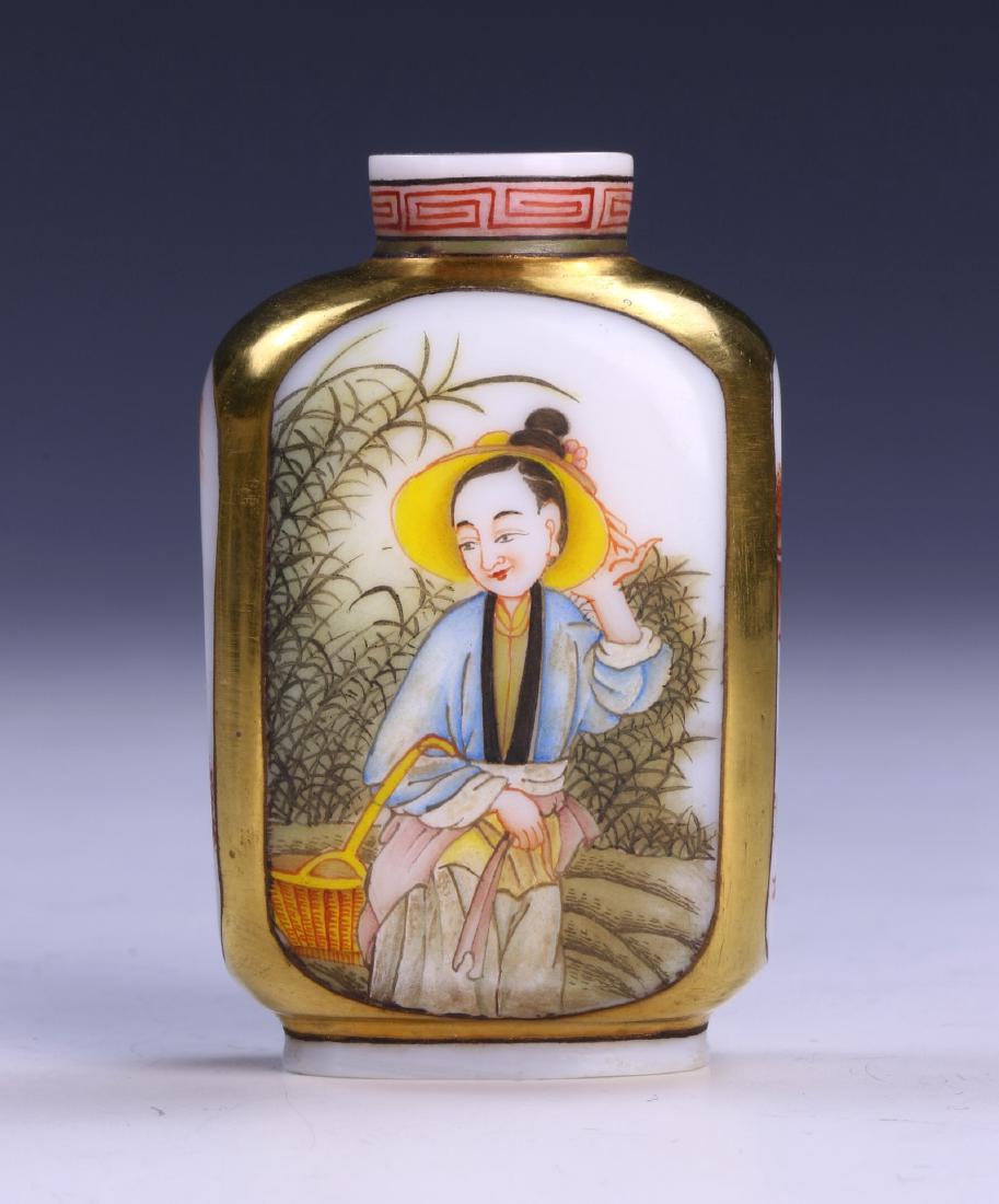 A CHINESE ANTIQUE GILT PEKING GLASS SNUFF BOTTLE (1 of 3)