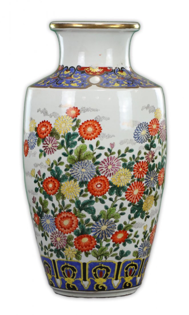 A MASSIVE CHINESE PORCELAIN VASE (1 of 3)