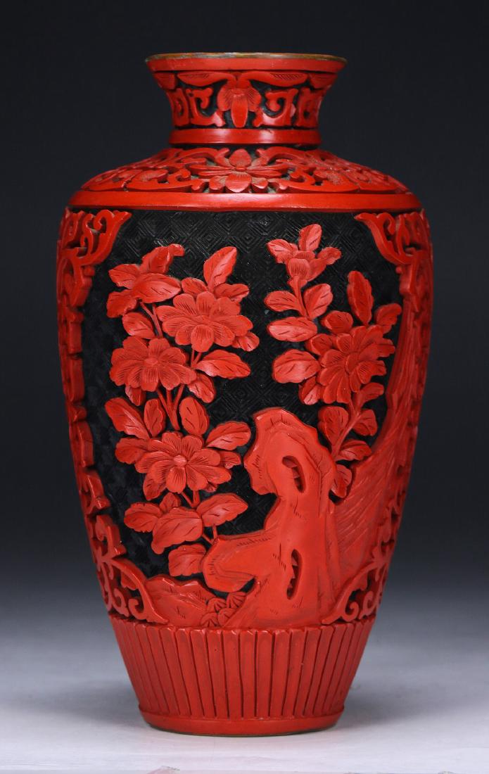 A CHINESE ANTIQUE RED CINNABAR LACQUER VASE (1 of 4)