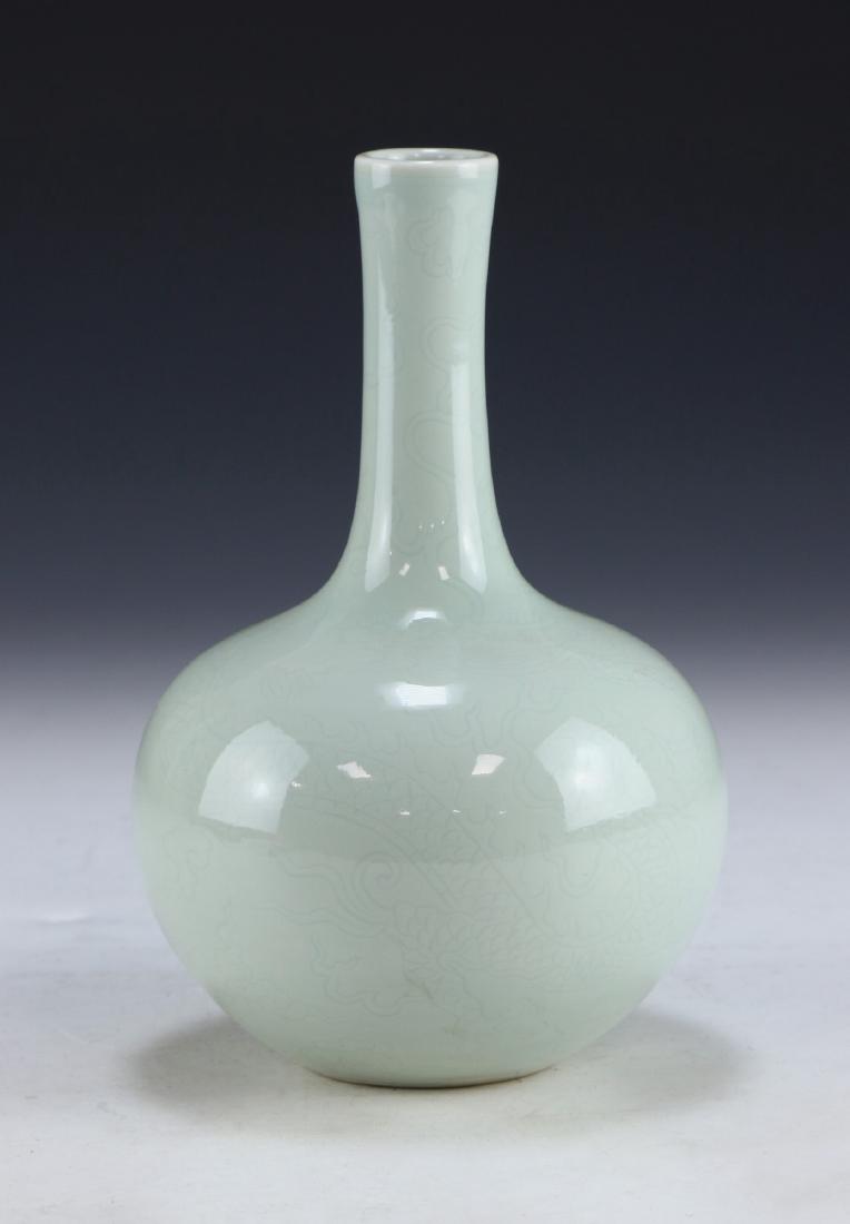 A CHINESE ANTIQUE CELADON GLAZED PORCELAIN VASE (1 of 5)
