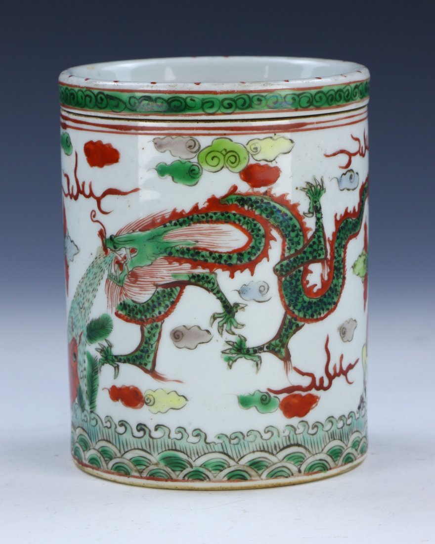 A CHINESE ANTIQUE FAMILLE ROSE LIDDED PORCELAIN TEA CAD (1 of 5)