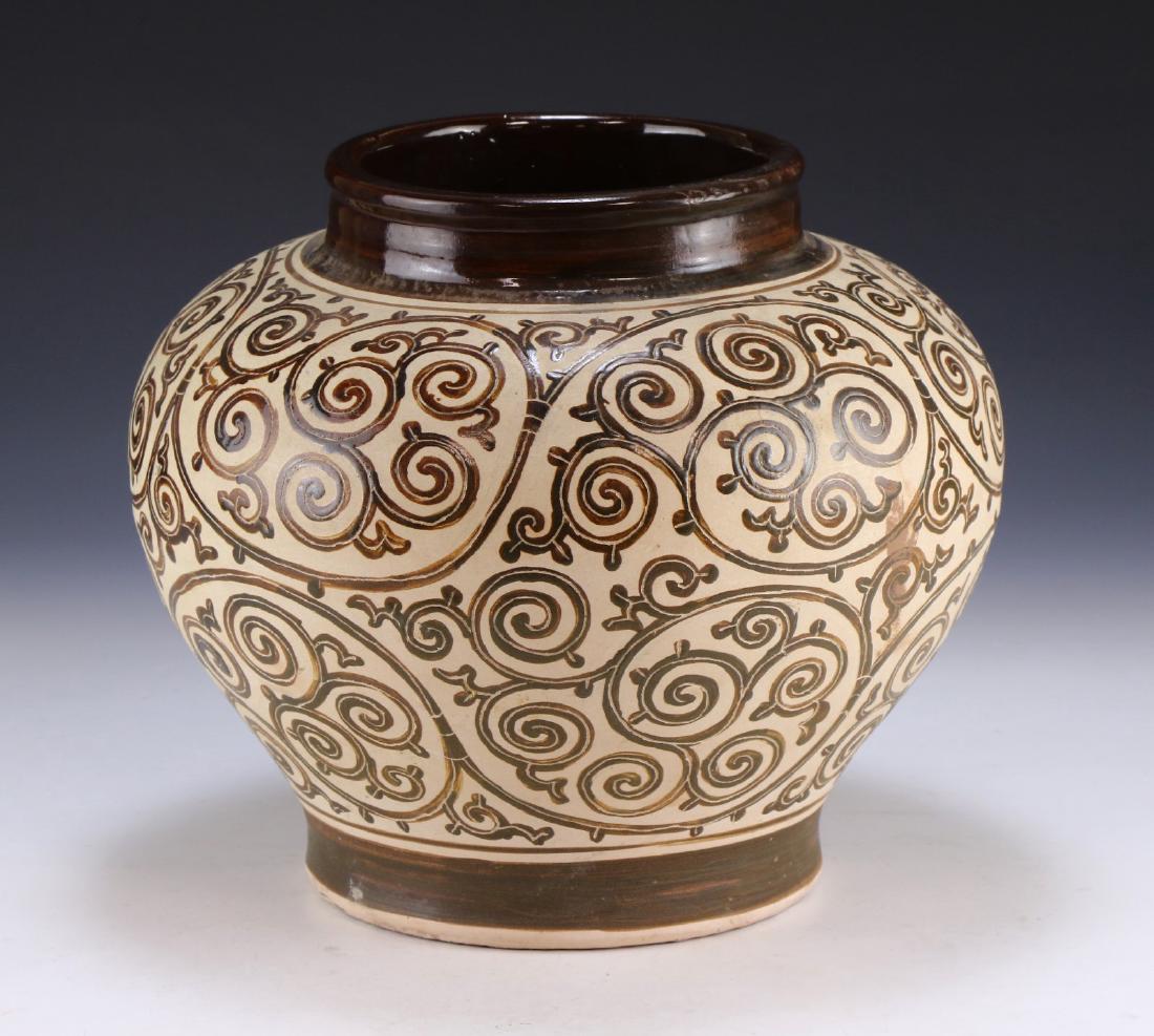 A CHINESE ANTIQUE POLYCHROME PORCELAIN JAR (1 of 4)