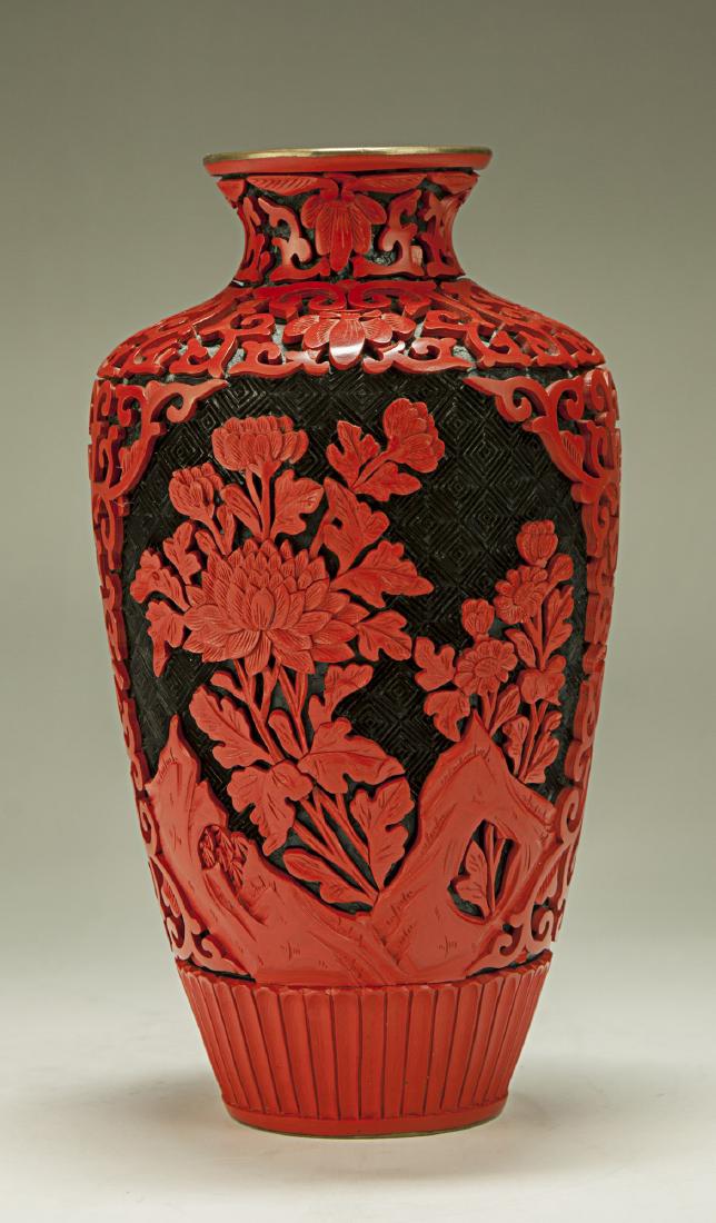 A CHINESE ANTIQUE RED CINNABAR LACQUER VASE (1 of 4)