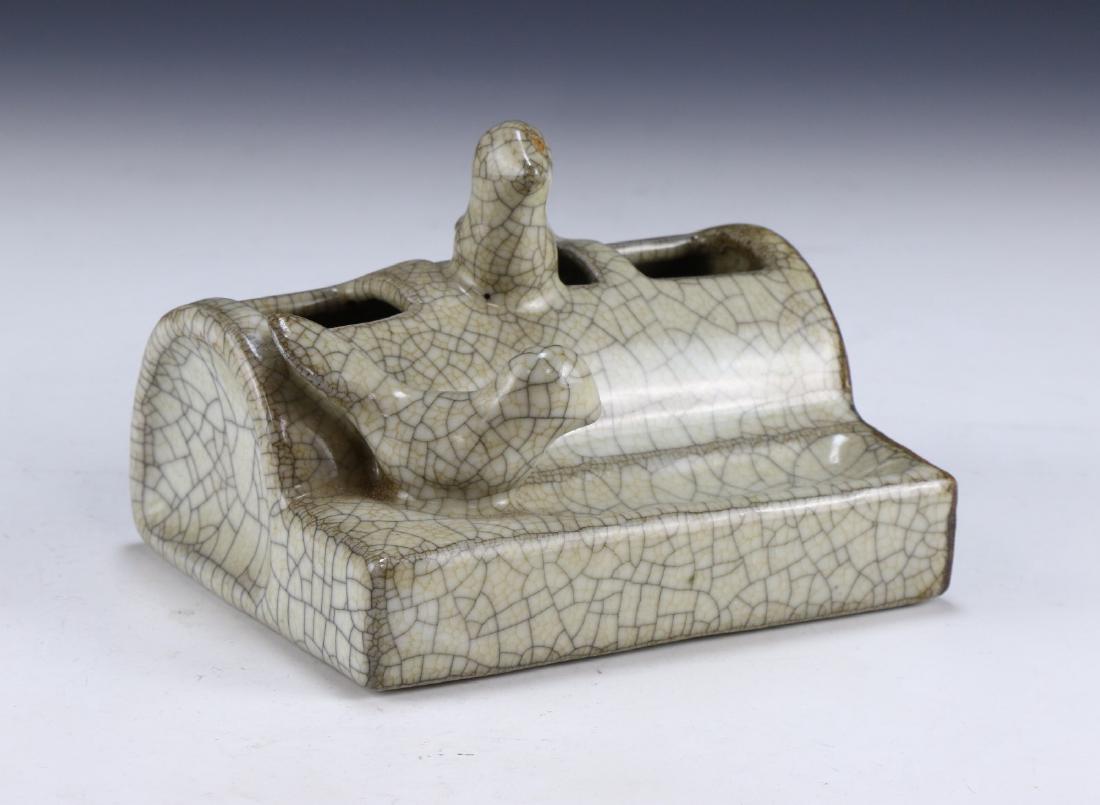 A CHINESE ANTIQUE CELADON GLAZED PORCELAIN HOLDER (1 of 4)