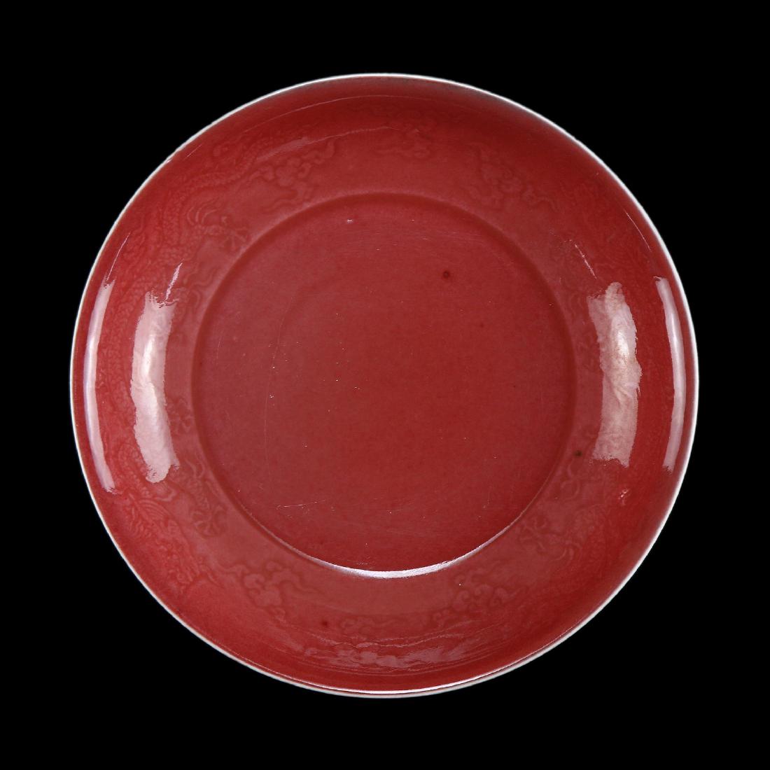 A CHINESE ANTIQUE RED GLAZED PORCELAIN PLATE (1 of 4)