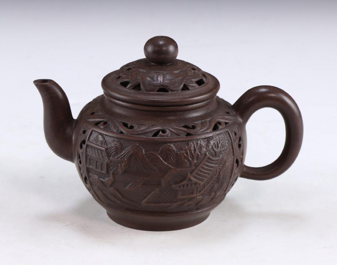 A CHINESE YIXING ZISHA TEAPOT (1 of 5)