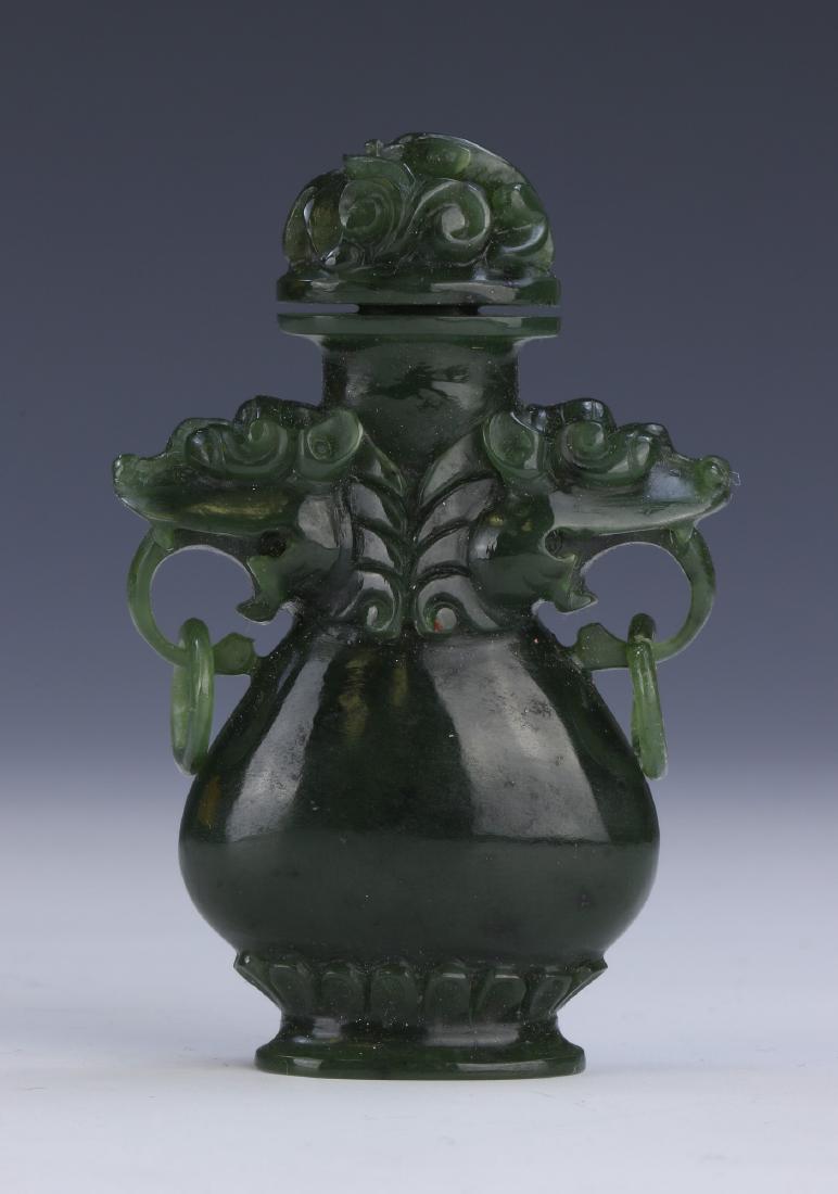 A CHINESE ANTIQUE SPINACH JADE SNUFF BOTTLE (1 of 4)