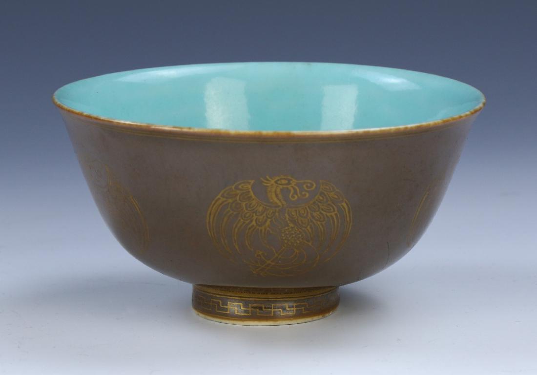A CHINESE ANTIQUE GILT & BROWN GLAZED PORCELAIN BOWL: A Chinese Antique Gilt & Brown Glazed Porcelain Bowl: Well Potted With Rounded Sides, Rising From A Base Rested On Low Feet To A Lipped Rim, Exterior Body Finely Painted With Five Phoenixes Amid An Ev