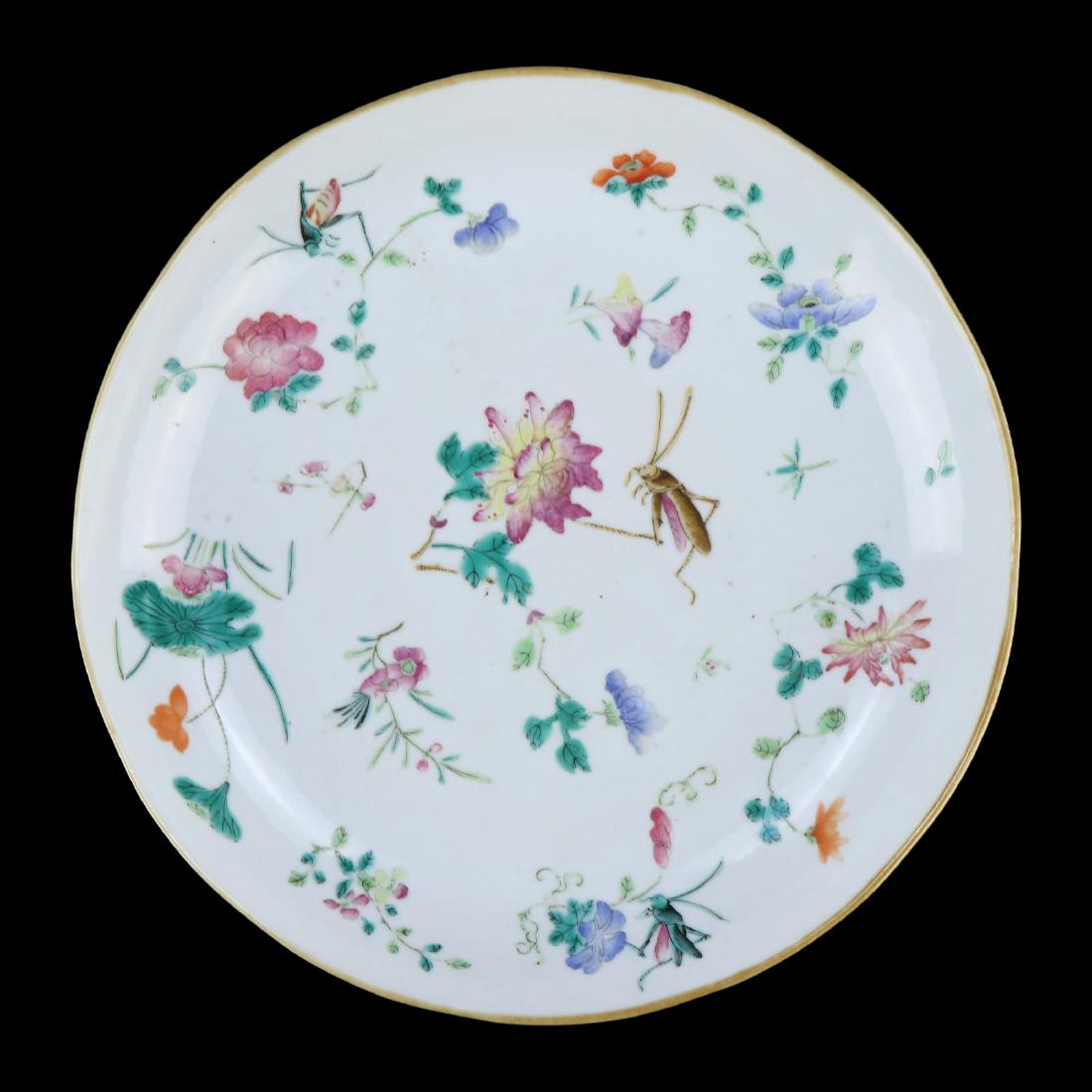 A CHINESE ANTIQUE FAMILLE ROSE PORCELAIN PLATE (1 of 4)