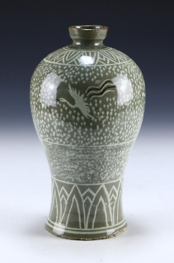 A KOREAN ANTIQUE CELADON GLAZED PORCELAIN VASE (1 of 4)