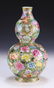 A CHINESE ANTIQUE GILT FAMILLE ROSE PORCELAIN VASE
