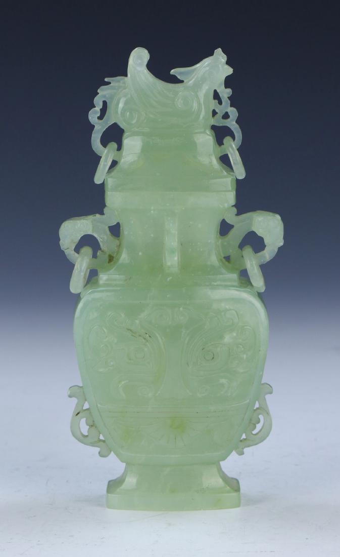 A CHINESE LIDDED SERPENTINE JADE VASE (1 of 6)