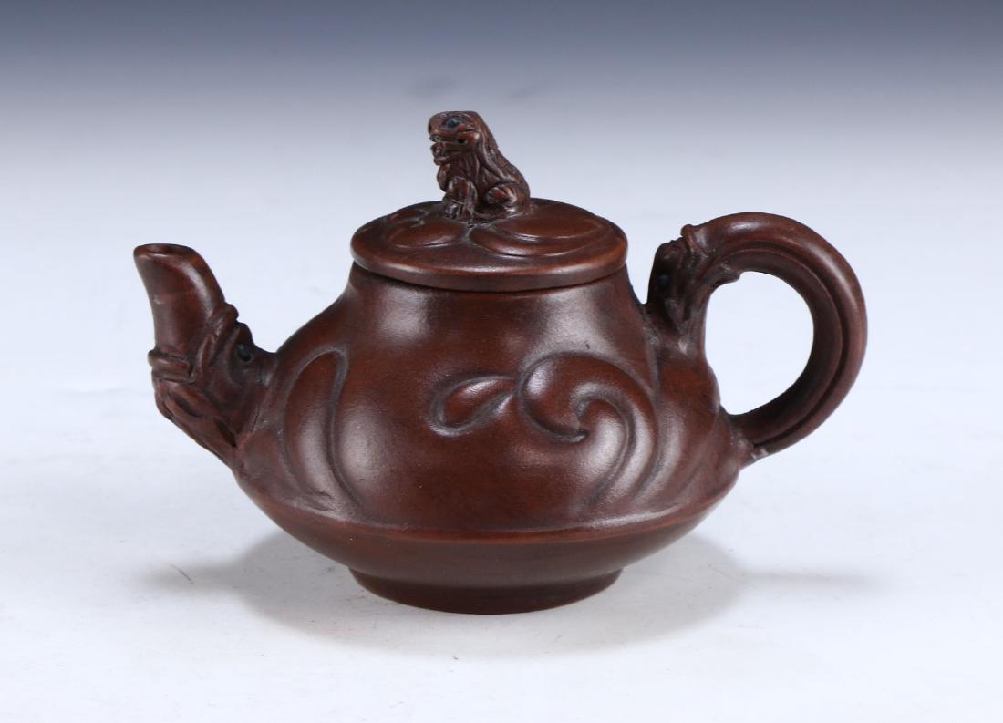 A CHINESE YIXING ZISHA TEAPOT (1 of 7)