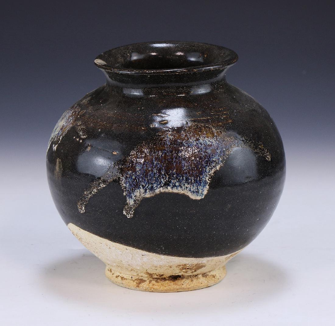 A CHINESE ANTIQUE BLACK GLAZED PORCELAIN JAR (1 of 5)