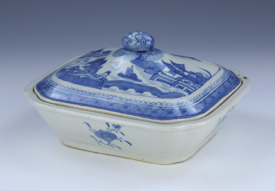 A CHINESE ANTIQUE BLUE & WHITE LIDDED PORCELAIN TUREEN (1 of 7)